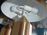 une lampe dorée posée sur une table