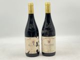 deux bouteilles de vin rouge posées l'une à côté de l'autre sur une surface blanche