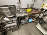 une photo d'un coin cuisine avec un mixeur et d'autres appareils