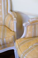 Paire de bergères à dossier enveloppant en bois relaqué blan… (photo 5)