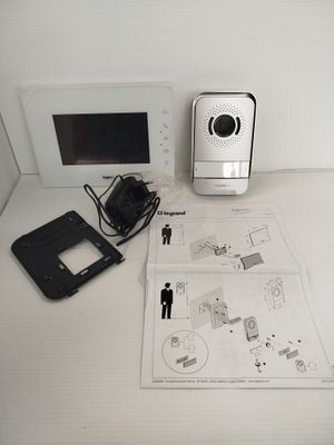 une photo montrant un appareil photo et d'autres appareils électroniques posés sur une table