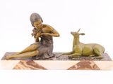statue représentant une femme et un cerf, posée sur un socle en marbre