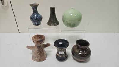 quatre vases différents exposés sur une table blanche
