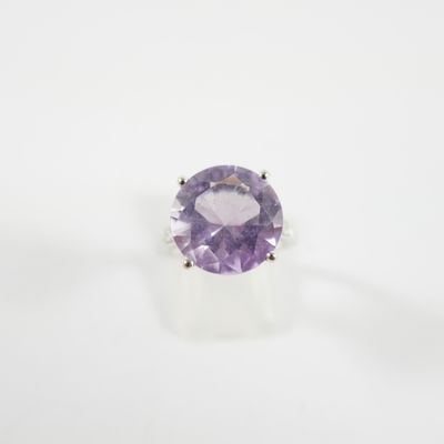 une bague en améthyste ornée d'une pierre violette au centre