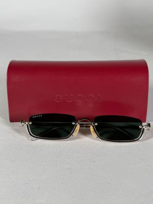 une paire de lunettes de soleil posée sur un étui rouge