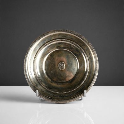 un plateau en argent posé sur une table blanche