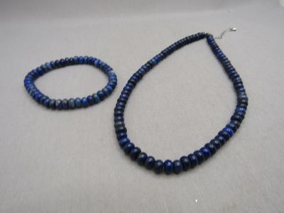 Collier et bracelet élastique de fines rondelles de lapis la…