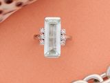 une bague sertie d'une aigue-marine et de diamants sur un fond de corail