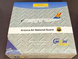 une photo d'une boîte contenant des articles de la Garde nationale aérienne, posée sur une table