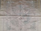 un vieux morceau de tissu orné d'un motif floral