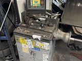 une machine qui se trouve à côté d'un tas de pneus