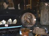 de nombreux vases et autres objets exposés dans une vitrine
