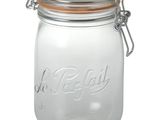 un bocal en verre avec un couvercle en métal sur fond blanc