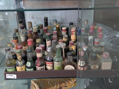 de nombreuses bouteilles d'alcool exposées dans une vitrine