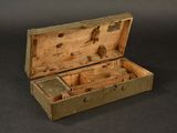 une vieille boîte en bois comportant un petit tiroir à l'intérieur