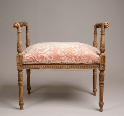 un banc rembourré avec un coussin à motifs floraux
