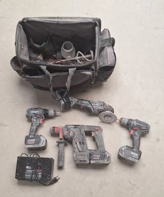 plein d'outils dans un sac posé par terre