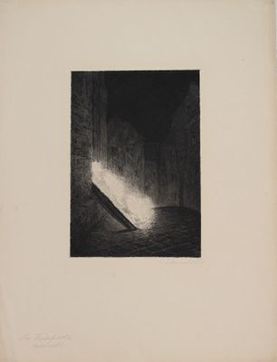 une photo en noir et blanc montrant une lumière qui sort d'une fenêtre