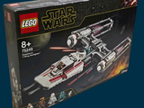 une boîte contenant des sets Lego Star Wars sur fond bleu