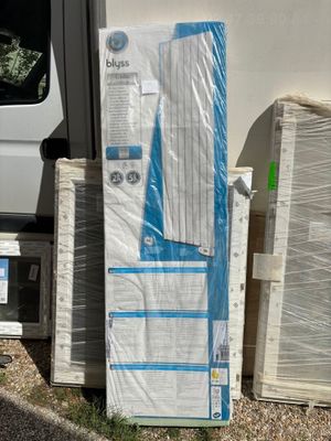 beaucoup de cartons empilés à l'extérieur d'un camion