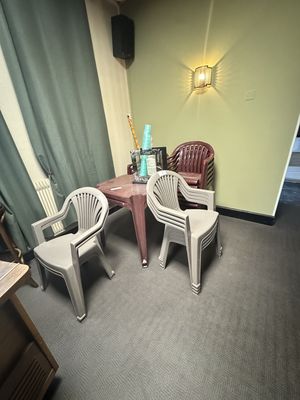 deux chaises et une table dans le coin d'une pièce