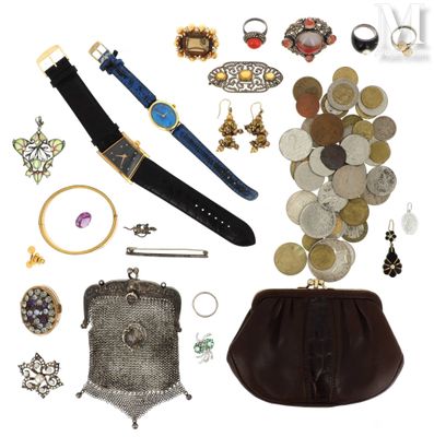 beaucoup de bijoux et un sac à main sur la table