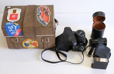 un appareil photo et une valise décorée d'autocollants