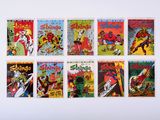 un ensemble de bandes dessinées est accroché sur un mur blanc