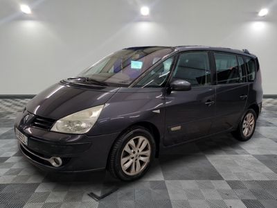 la photo d'une petite voiture noire garée dans un garage