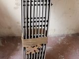 une pile de barres métalliques posée par terre près d'un mur