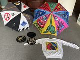 de nombreux parapluies de toutes sortes posés par terre