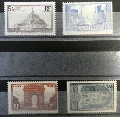 quatre types de timbres différents sont présentés sur un fond noir