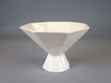 un bol blanc posé sur une table