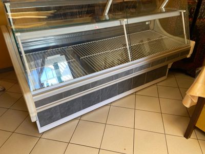 une photo d'une vitrine réfrigérée dans un restaurant