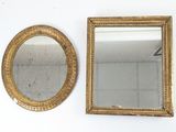 deux miroirs accrochés au mur l'un à côté de l'autre