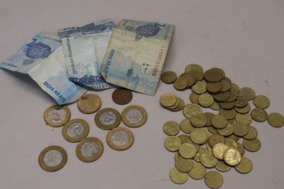 une pile d'argent posée sur une table à côté d'une pile de pièces de monnaie