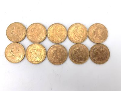 un tas de pièces d'or posé sur une surface blanche