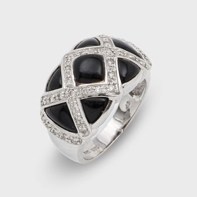 un gros plan d'une bague ornée de pierres noires et blanches