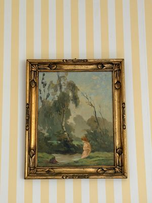 une photo d'un tableau accroché au mur