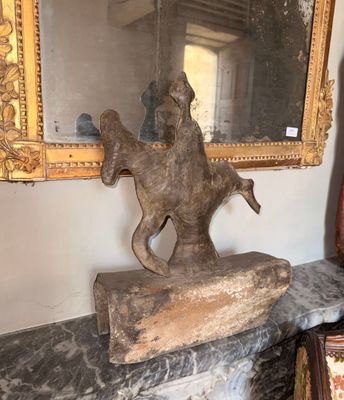 une statue de cheval posée sur une table