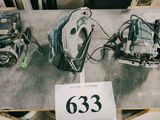 deux machines posées sur une table