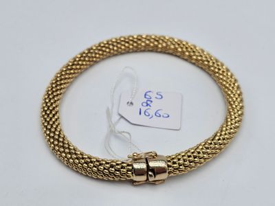 un bracelet en or avec un fermoir sur fond blanc