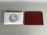 une image représentant un sac à main rouge et blanc à côté d'une pièce de monnaie bleue et blanche