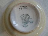 une assiette sur laquelle est représenté un blason