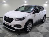 Le SUV Opel blanc est garé dans une grande pièce.