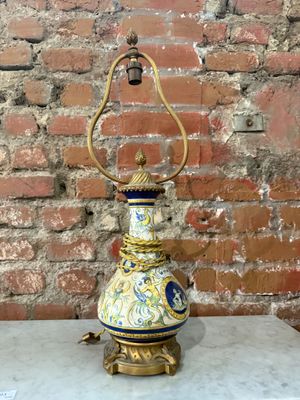 une lampe posée sur une table devant un mur de briques