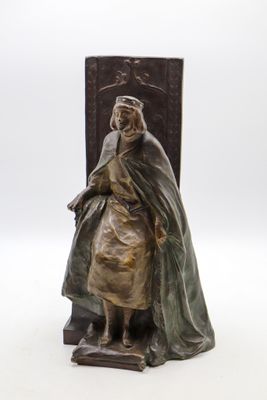 statue en bronze représentant une femme vêtue d'un manteau et d'une robe, tenant un livre