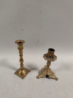 paire de chandeliers anciens en laiton sur fond blanc