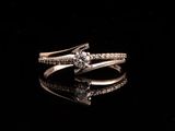deux alliances ornées de diamants sur un fond noir