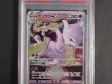 gros plan d'une carte pokemon sur une surface noire